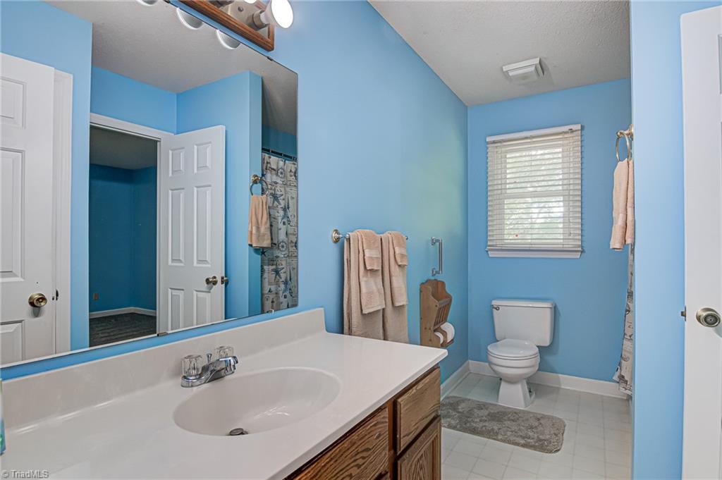 1862 Chestnut Grove Road King, NC 27021 - Photo 11 of 31 Main level bath