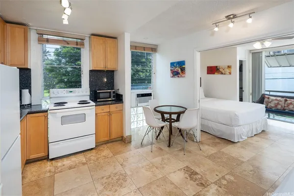 $2,200 | 240 Liliʻuokalani Avenue, Unit 201, Honolulu, HI 96815