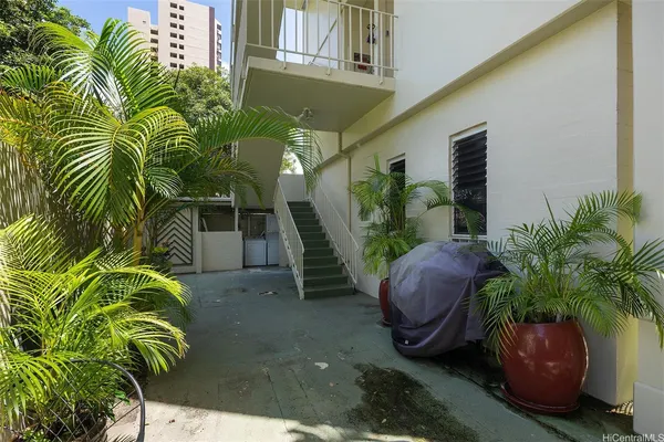 $2,200 | 240 Liliʻuokalani Avenue, Unit 201, Honolulu, HI 96815