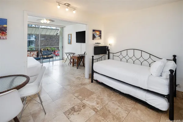 $2,200 | 240 Liliʻuokalani Avenue, Unit 201, Honolulu, HI 96815