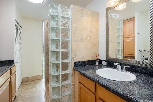 $2,200 | 240 Liliʻuokalani Avenue, Unit 201, Honolulu, HI 96815