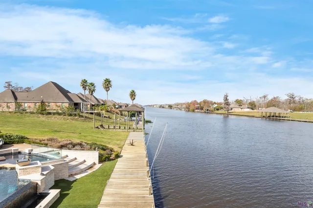 $885,000 | 11288 River Highlands Drive, St. Amant, LA 70774