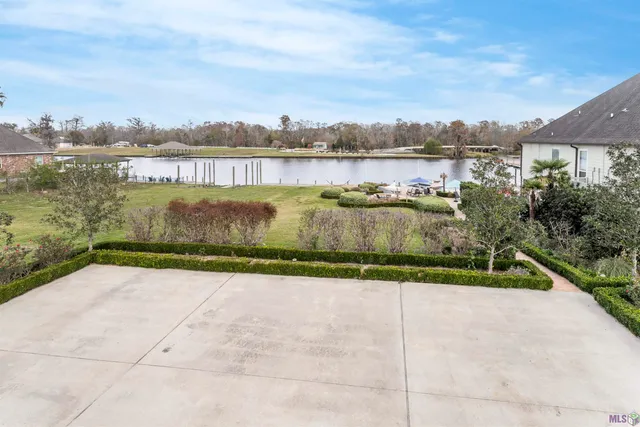 $885,000 | 11288 River Highlands Drive, St. Amant, LA 70774