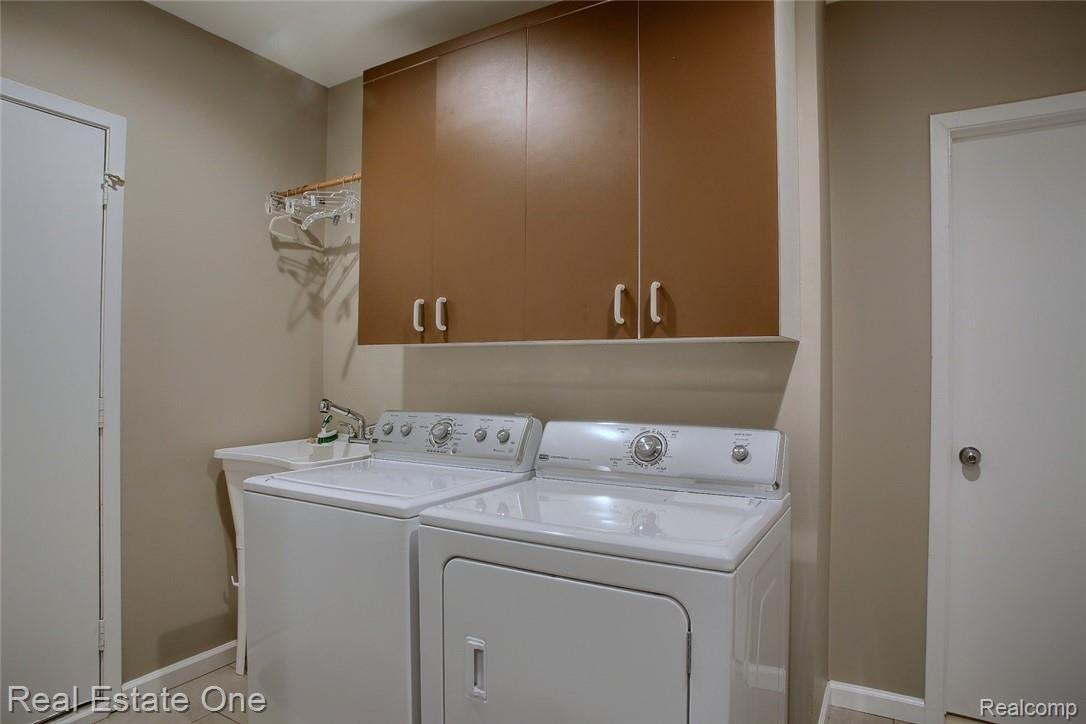 5216 Rector Court Bloomfield Hills, MI 48302 - Photo 20 of 42 22-Laundry Room.jpg