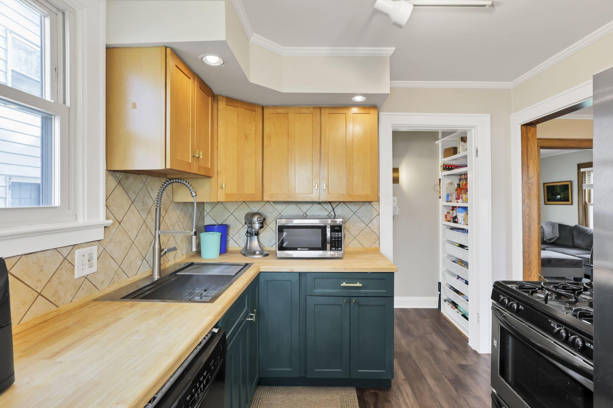 845 South Cassingham Road Columbus, OH 43209 - Photo 13 of 26 Kitchen