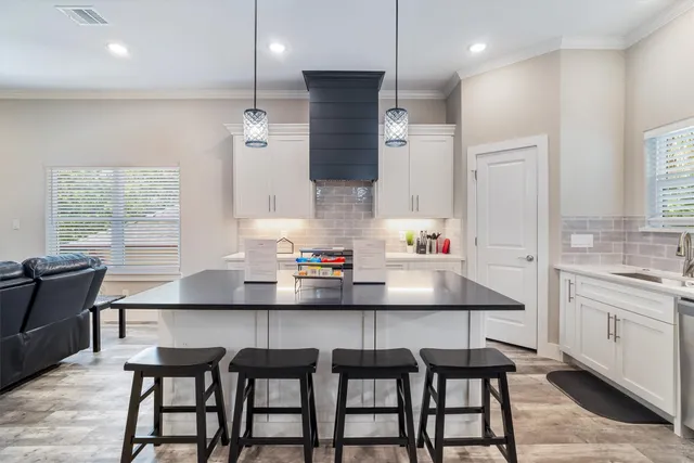 $3,000 | 215 West Drive, Kemah, TX 77565