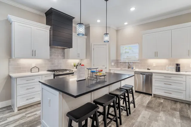 $3,000 | 215 West Drive, Kemah, TX 77565