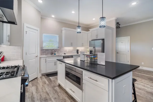 $3,000 | 215 West Drive, Kemah, TX 77565