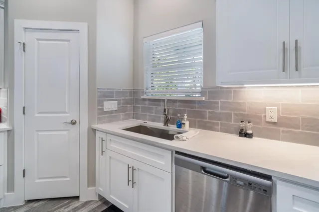 $3,000 | 215 West Drive, Kemah, TX 77565