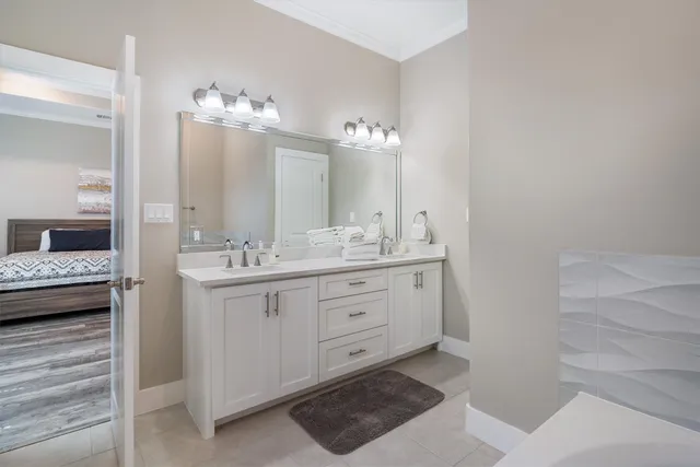 $3,000 | 215 West Drive, Kemah, TX 77565