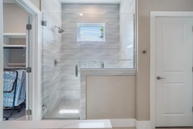 $3,000 | 215 West Drive, Kemah, TX 77565