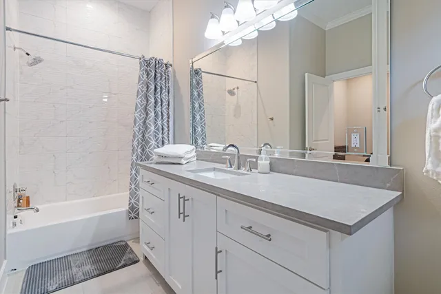 $3,000 | 215 West Drive, Kemah, TX 77565