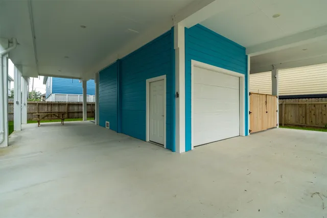 $3,000 | 215 West Drive, Kemah, TX 77565