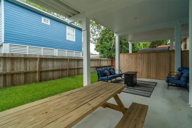 $3,000 | 215 West Drive, Kemah, TX 77565