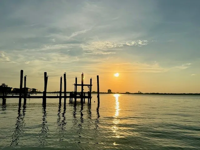 $3,000 | 215 West Drive, Kemah, TX 77565