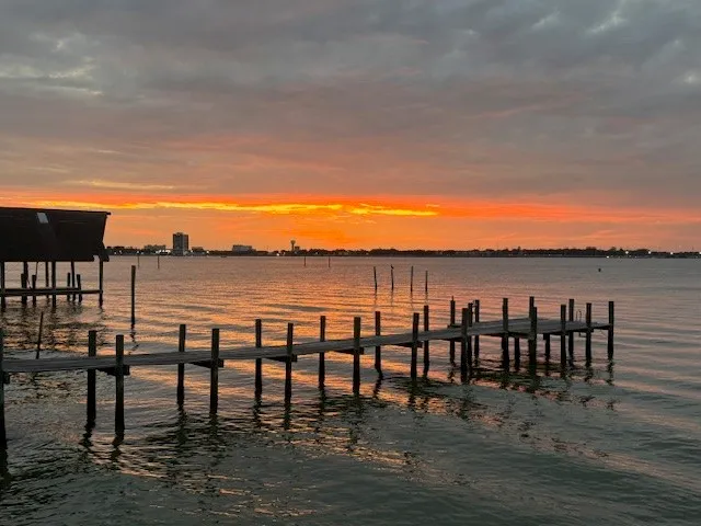 $3,000 | 215 West Drive, Kemah, TX 77565