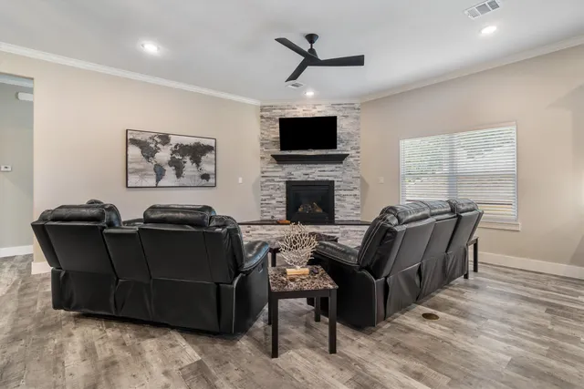 $3,000 | 215 West Drive, Kemah, TX 77565