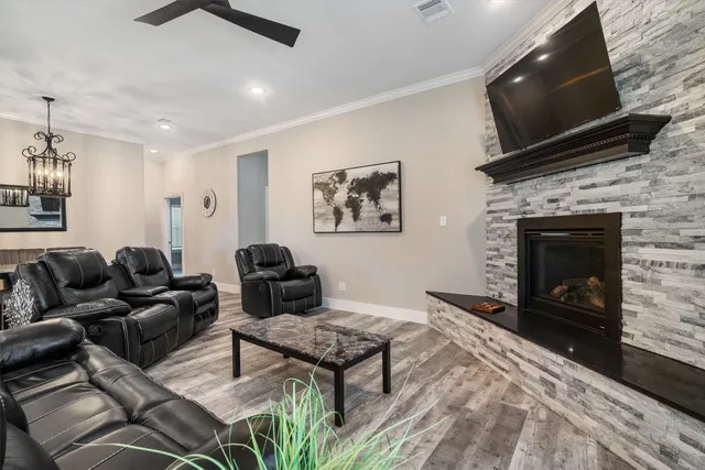 $3,000 | 215 West Drive, Kemah, TX 77565