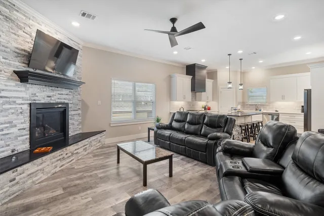 $3,000 | 215 West Drive, Kemah, TX 77565