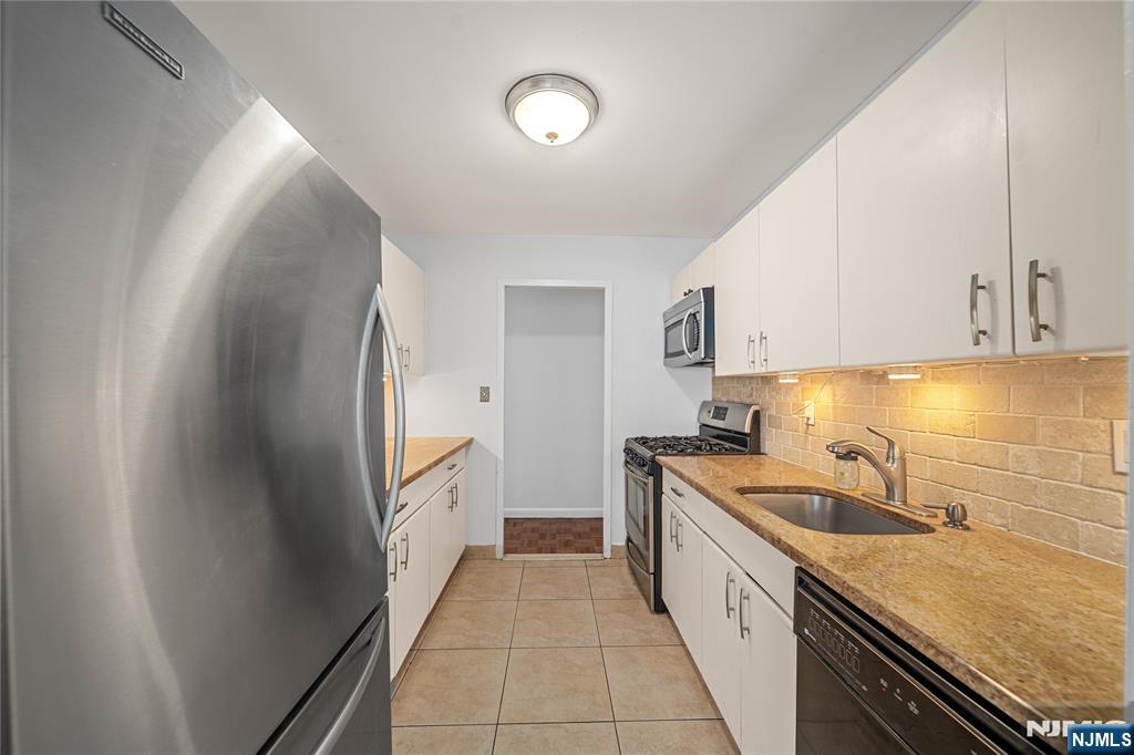 1375 River Road, Unit 2B Edgewater, NJ 07020 - Photo 4 of 30