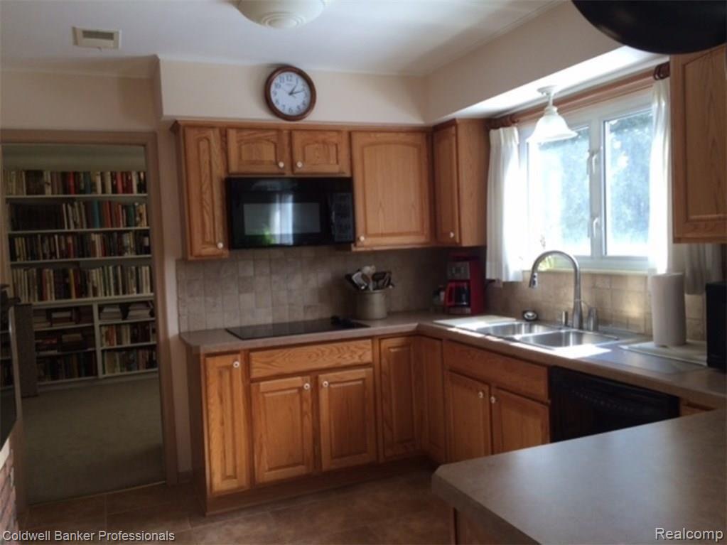 989 Canterbury Road Grosse Pointe, MI 48236 - Photo 4 of 40 3.JPG