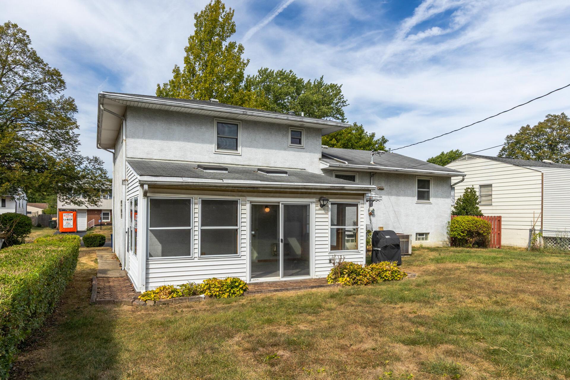 4816 Bourke Road Columbus, OH 43229 - Photo 9 of 44 Huge Florida Room overlooking your spacious backyard!