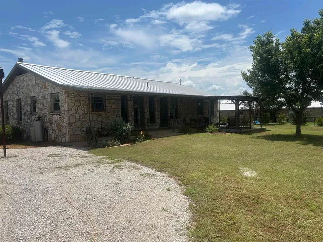 a view of backyard of the house