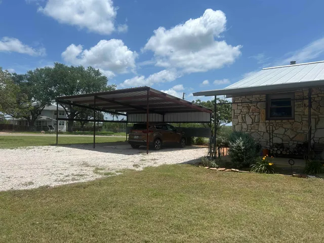 a view of a house with backyard and garden