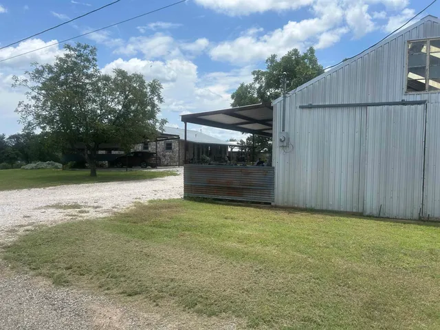 a view of a backyard