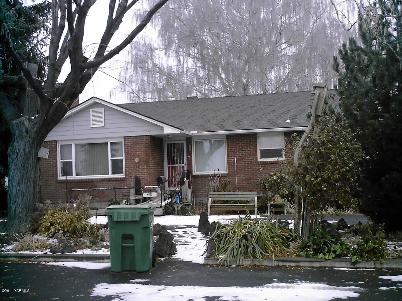 6270 Independence Road Sunnyside, WA 98944 - Photo 1 of 7 a front view of house with yard outdoor seating and covered with trees