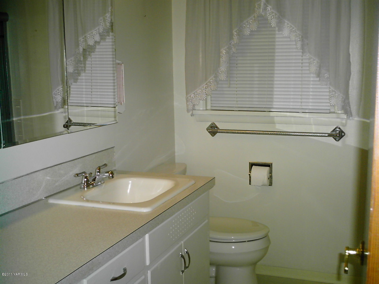 6270 Independence Road Sunnyside, WA 98944 - Photo 4 of 7 a bathroom with a sink and toilet