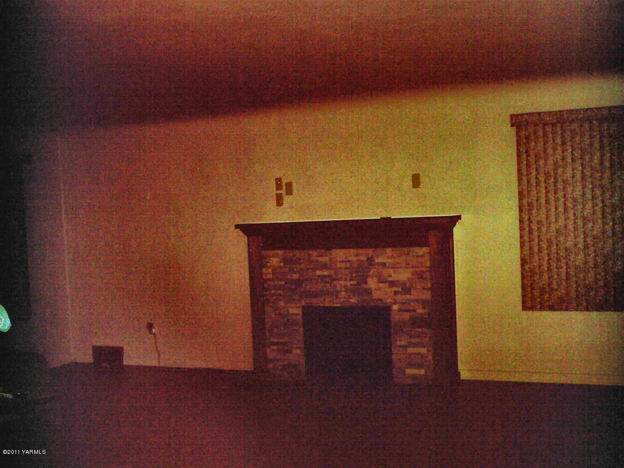 6270 Independence Road Sunnyside, WA 98944 - Photo 5 of 7 a view of an empty room with a fireplace