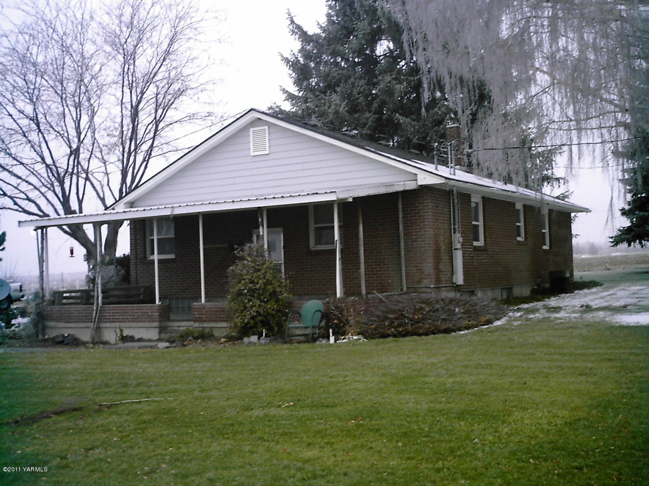 6270 Independence Road Sunnyside, WA 98944 - Photo 7 of 7 a front view of a house with garden