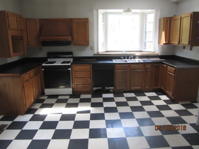 515 Ridge Street Charlottesville, VA 22902 - Photo 9 of 15 a black and white checkered floor
