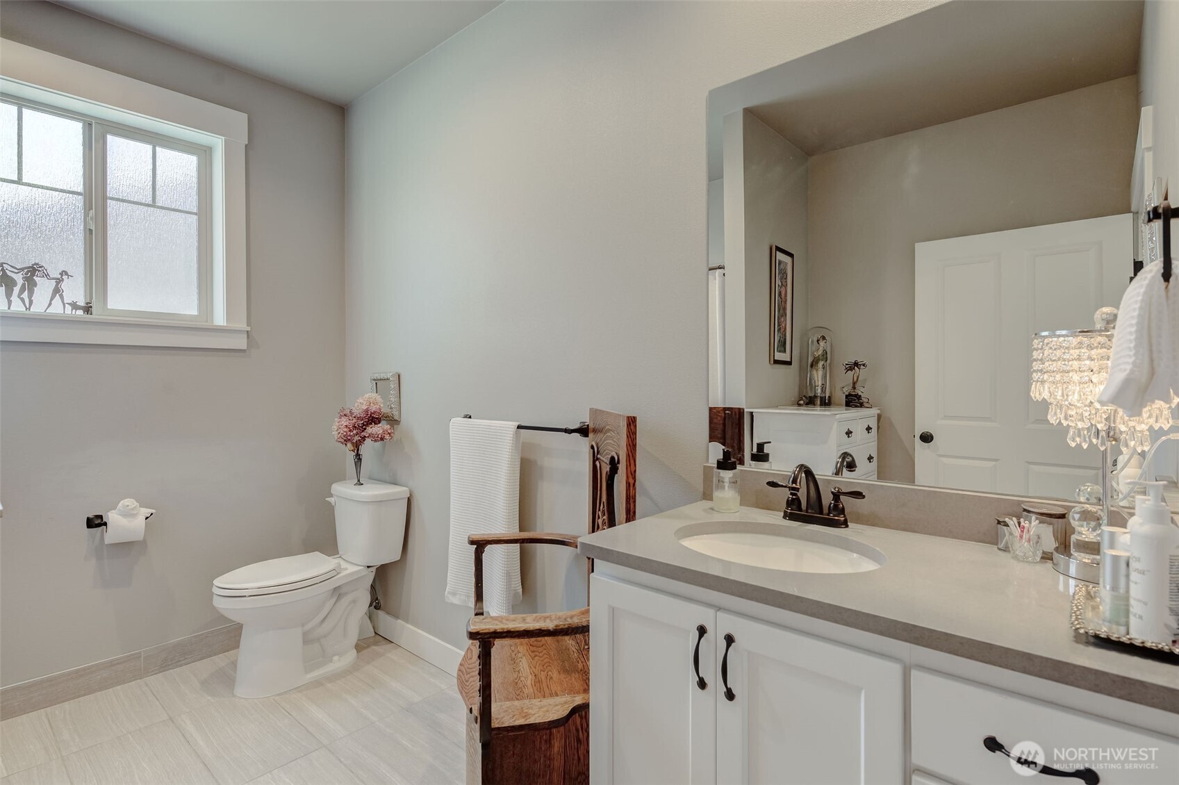 227 Pershing Circle Wenatchee, WA 98801 - Photo 20 of 38 a bathroom with a sink toilet and a mirror