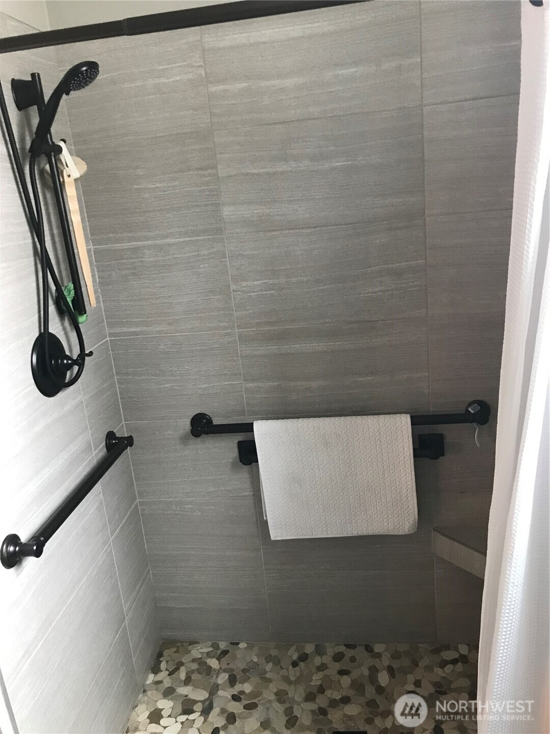 227 Pershing Circle Wenatchee, WA 98801 - Photo 23 of 38 a bathroom with a shower
