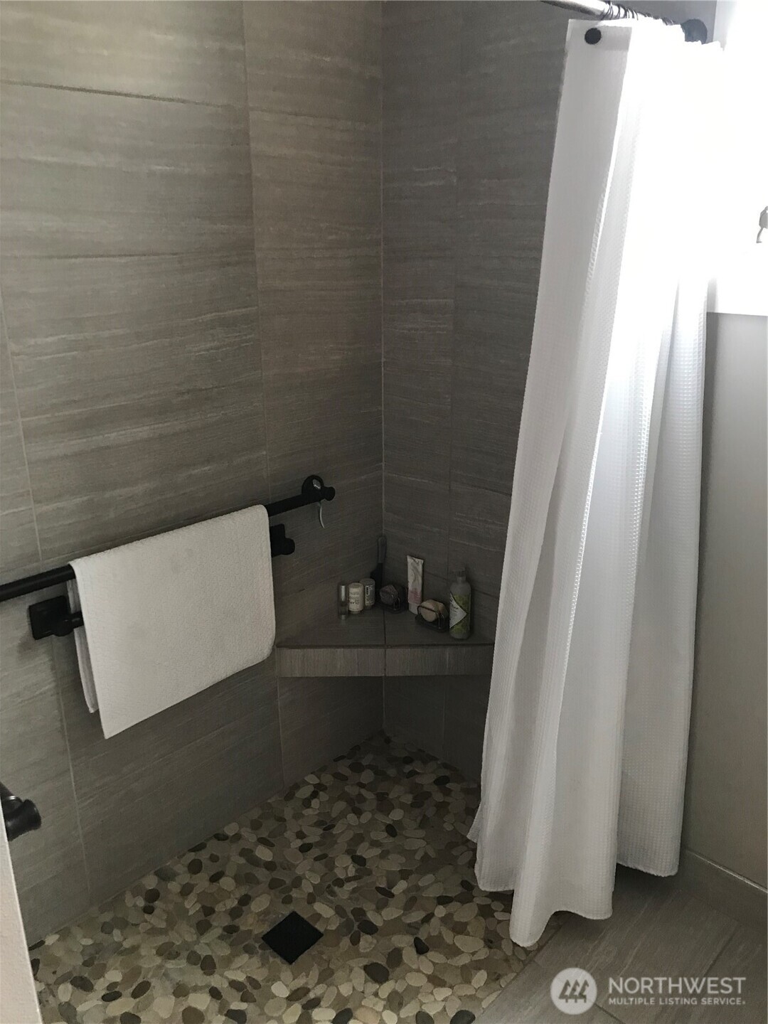 227 Pershing Circle Wenatchee, WA 98801 - Photo 24 of 38 a bathroom with a toilet and a shower