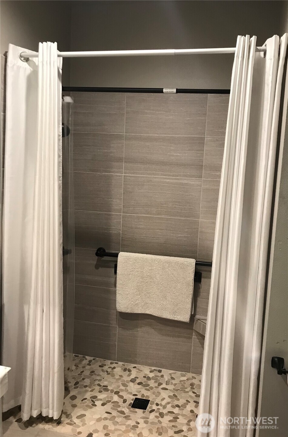 227 Pershing Circle Wenatchee, WA 98801 - Photo 30 of 38 a bathroom with a shower
