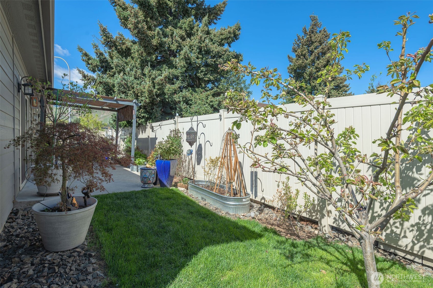 227 Pershing Circle Wenatchee, WA 98801 - Photo 36 of 38 a view of outdoor space and yard