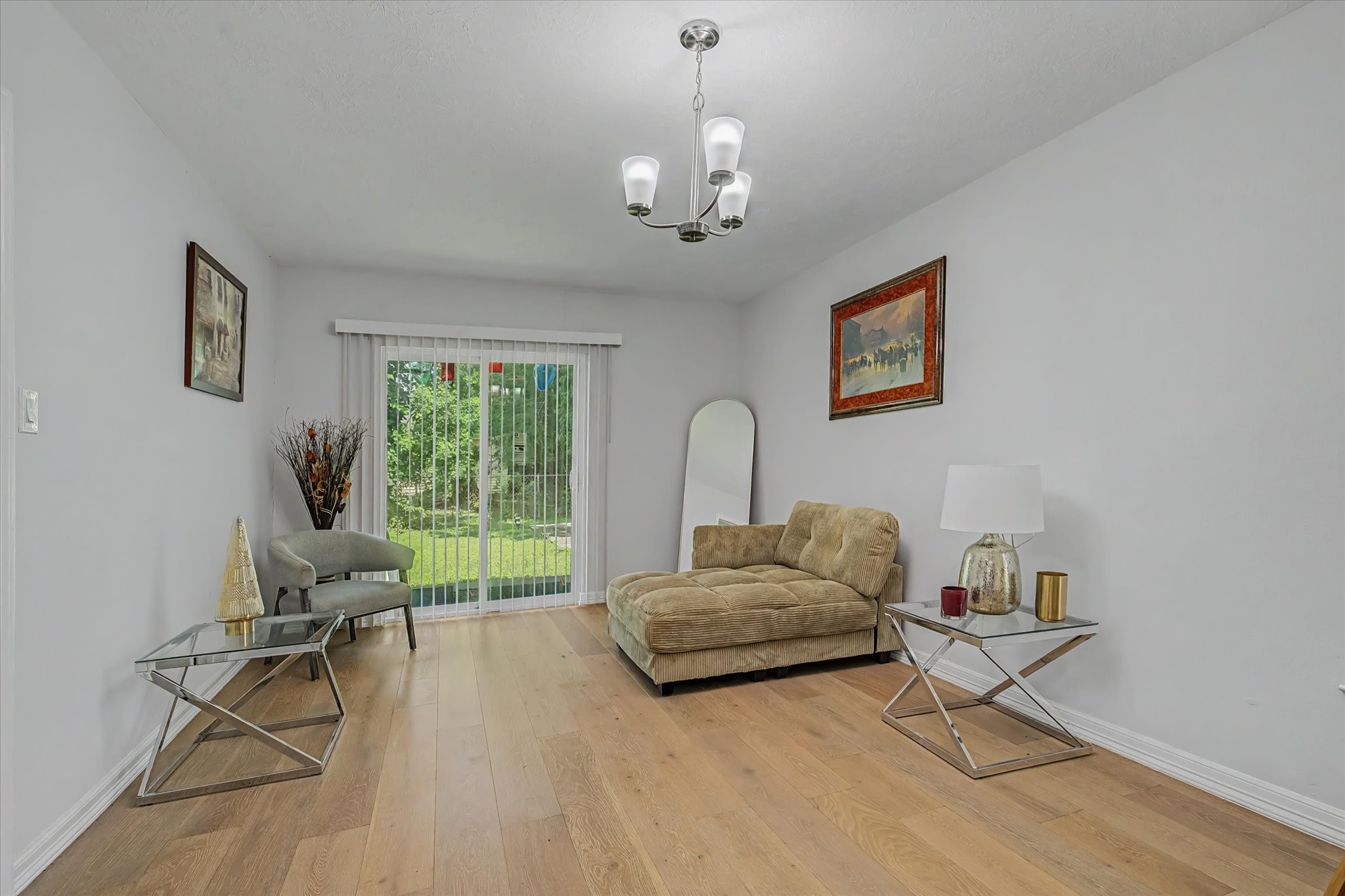 6834 New York Street Houston, TX 77021 - Photo 11 of 39 Versatile space with plenty of room to arrange a dining table alongside a cozy secondary seating area.