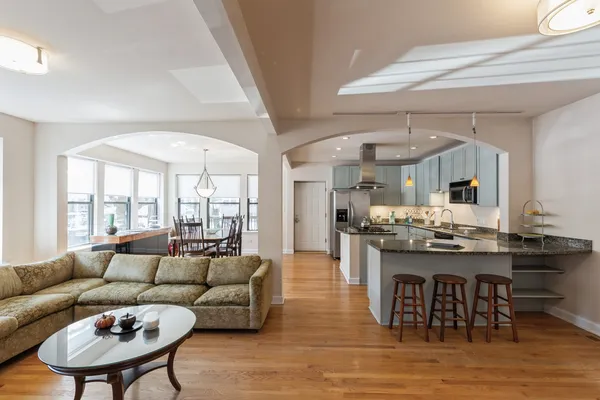 $5,500 | 645 West Bittersweet Place, Unit 1, Chicago, IL 60613