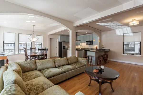 $5,500 | 645 West Bittersweet Place, Unit 1, Chicago, IL 60613