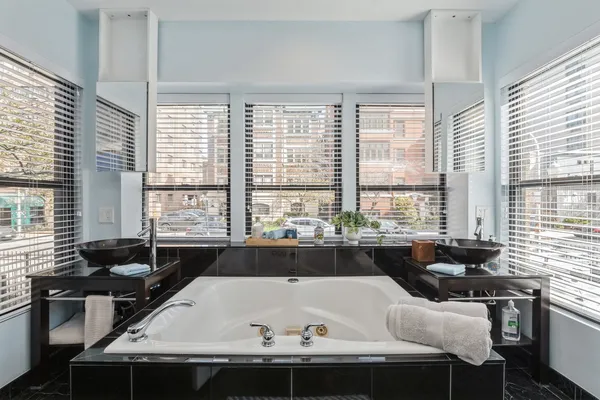 $5,500 | 645 West Bittersweet Place, Unit 1, Chicago, IL 60613