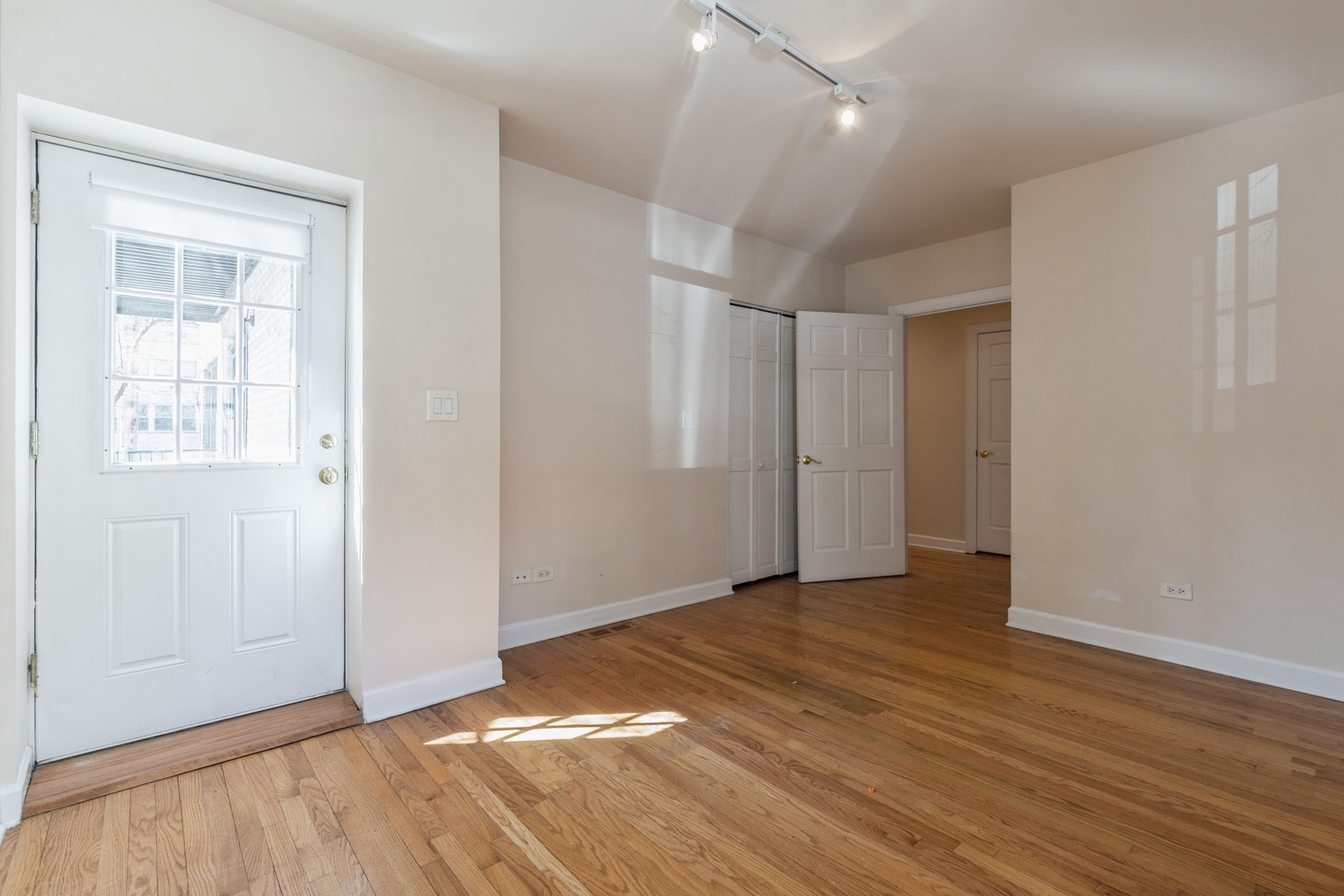 645 West Bittersweet Place, Unit 1 Chicago, IL 60613 - Photo 8 of 12