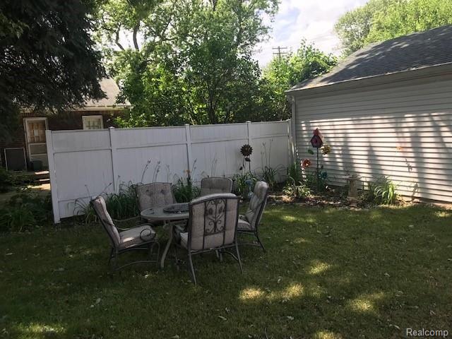 18931 Common Road Roseville, MI 48066 - Photo 23 of 24 IMG_5142.jpg