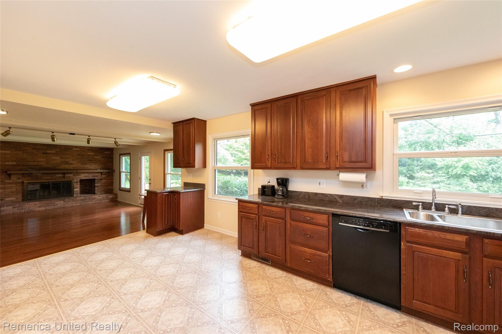 855 Foxhall Road Bloomfield Hills, MI 48304 - Photo 14 of 48 Kitchen opens to family room