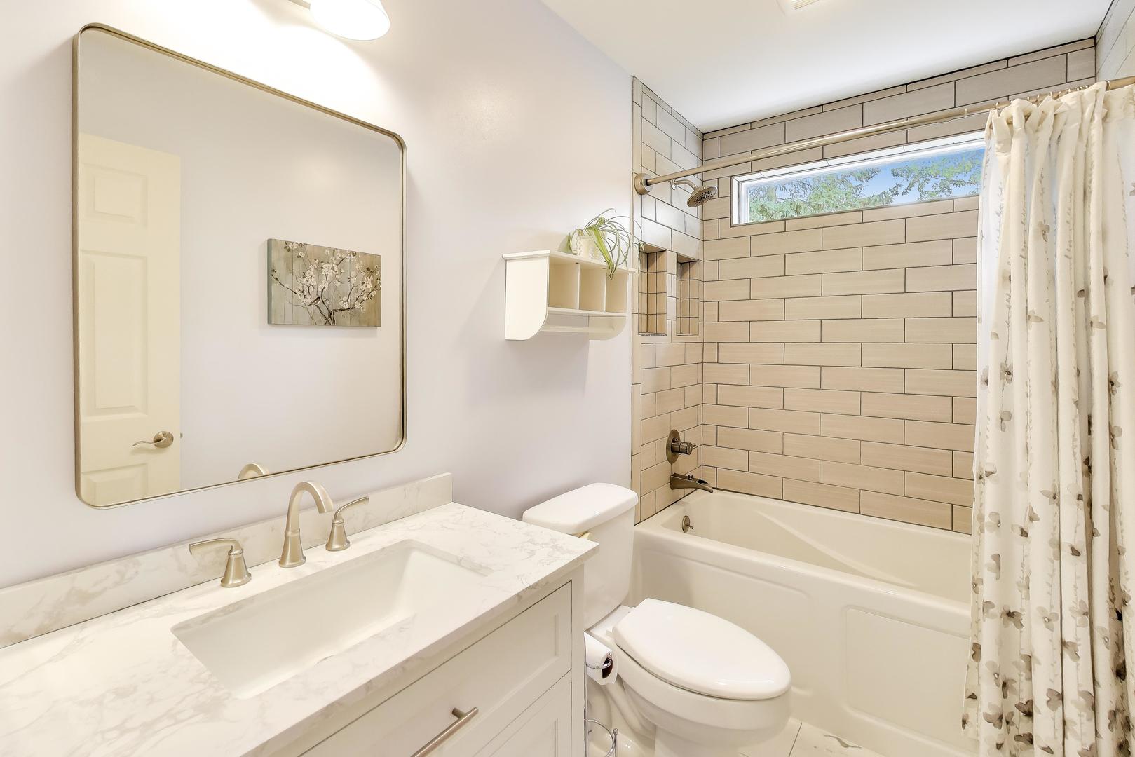 470 Country Place Lindenhurst, IL 60046 - Photo 17 of 29 a bathroom with a sink a toilet and a bathtub