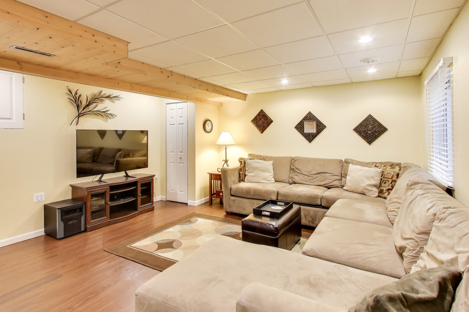 470 Country Place Lindenhurst, IL 60046 - Photo 18 of 29 a living room with furniture and a flat screen tv