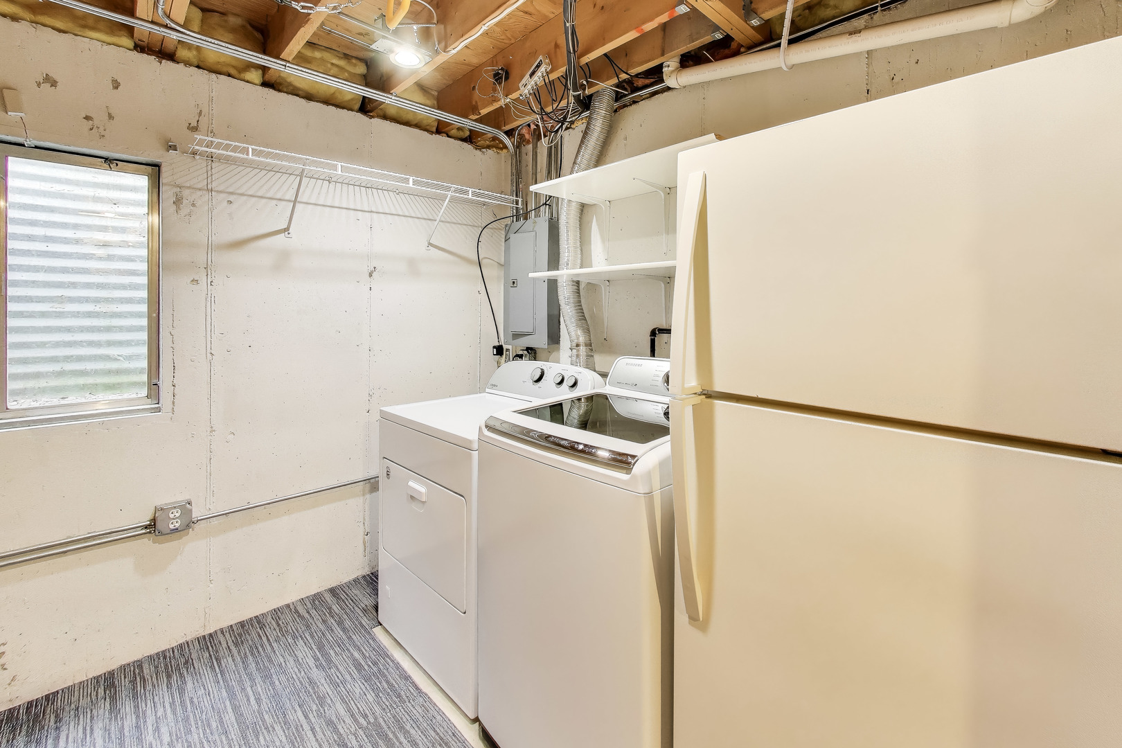 470 Country Place Lindenhurst, IL 60046 - Photo 20 of 29 a utility room with dryer and washer