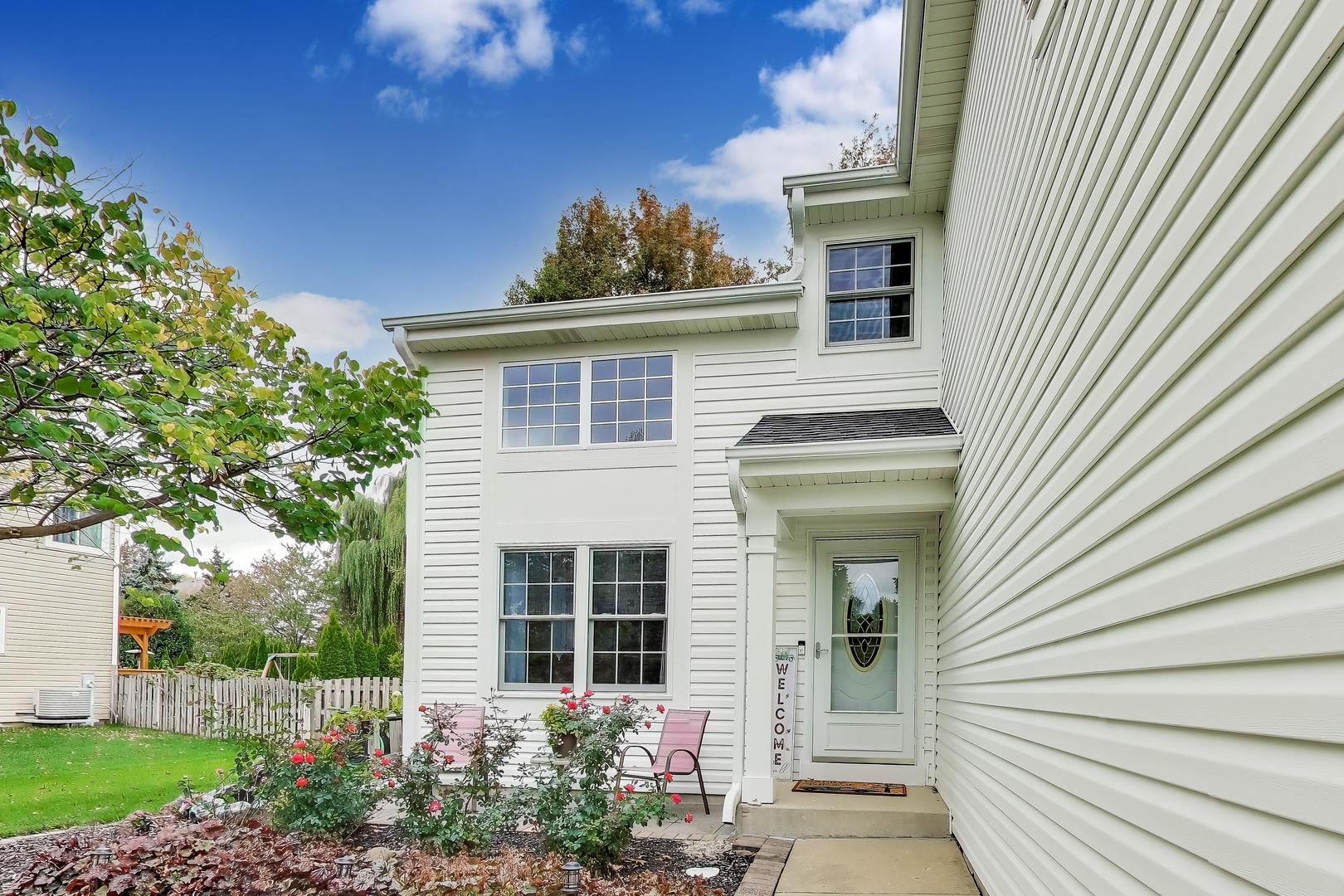 470 Country Place Lindenhurst, IL 60046 - Photo 2 of 29 a front view of a house with a porch
